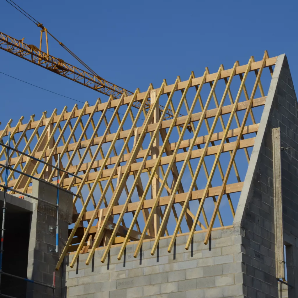 Charpente traditionnelle en bois vue depuis les combles