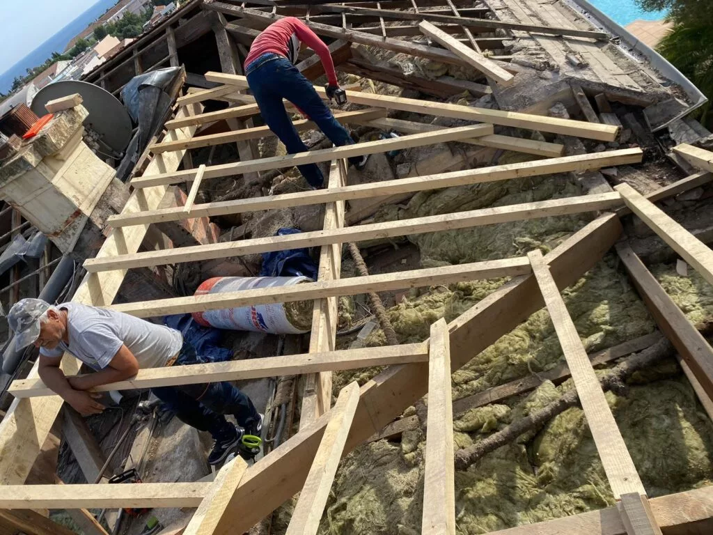 Couvreur au travail sur une toiture de la plaine