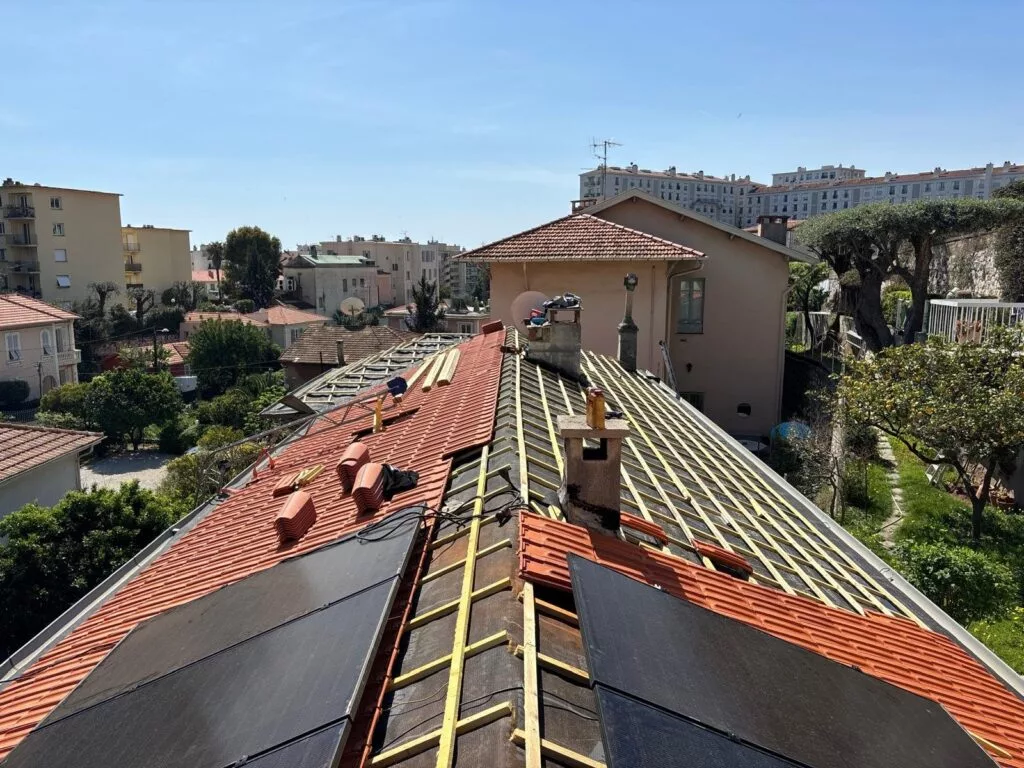 Couverture en tuiles rénovée sur un bâtiment de la plaine