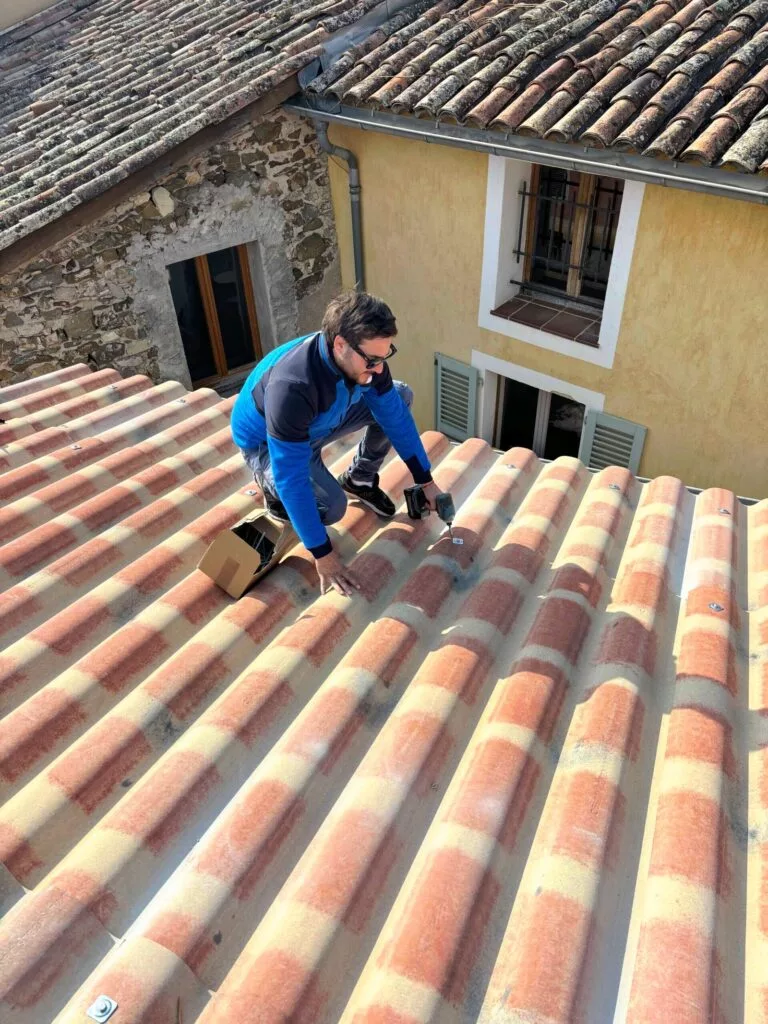 Couvreurs au travail sur une toiture de la région de Villeneuve