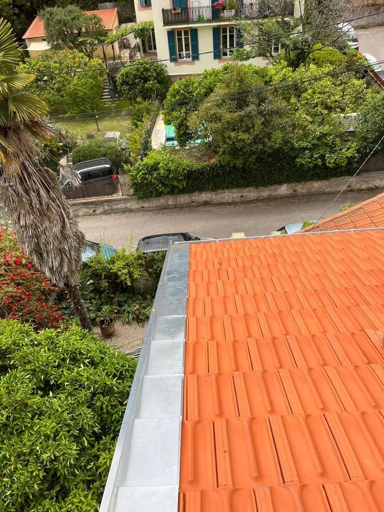 Toiture en tuiles d’un immeuble de Montreux