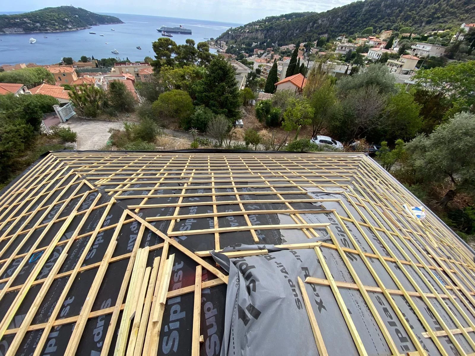Toiture en rénovation avec vue sur le lac Léman