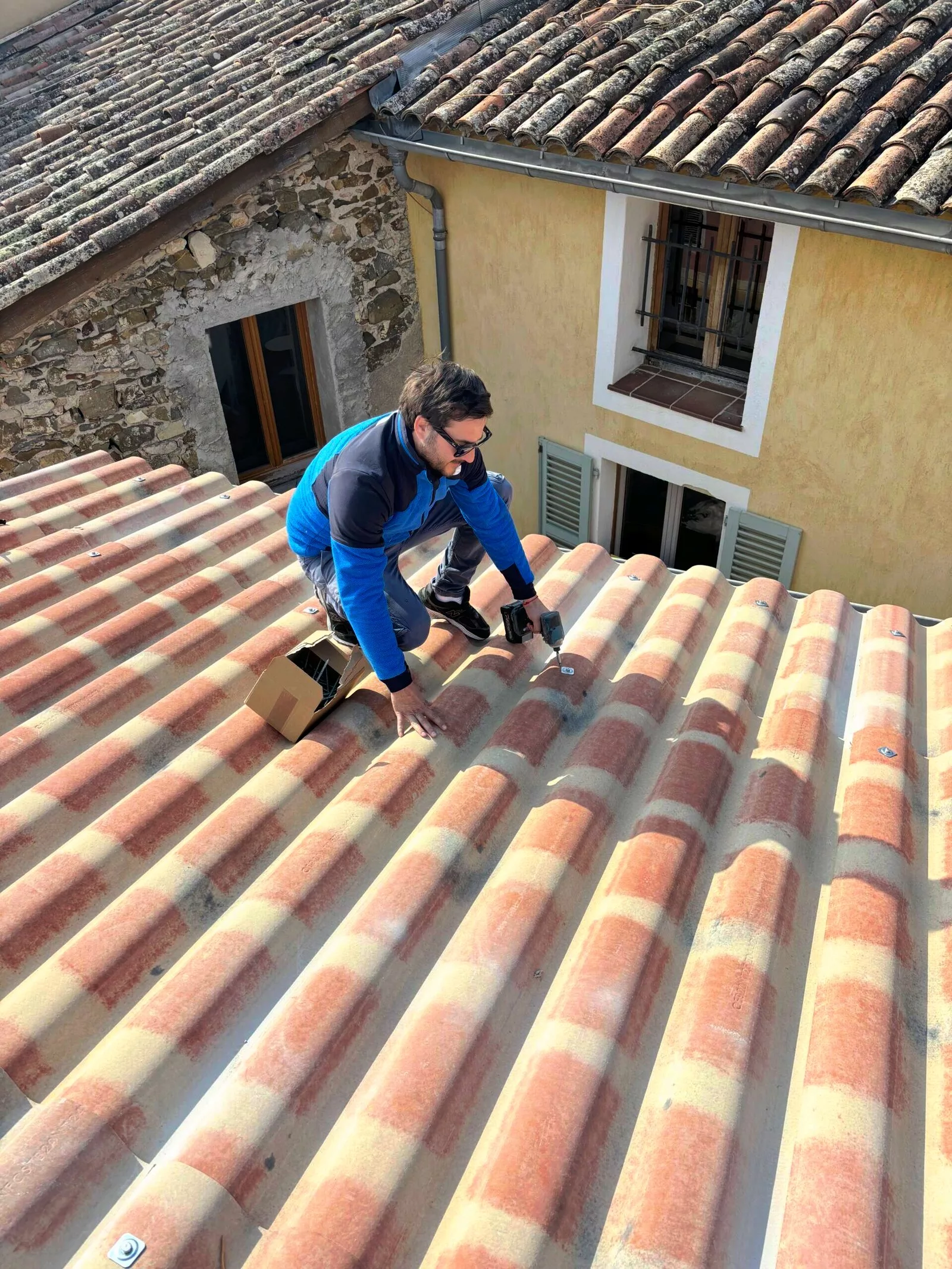 Couvreur prêt à intervenir sur une toiture