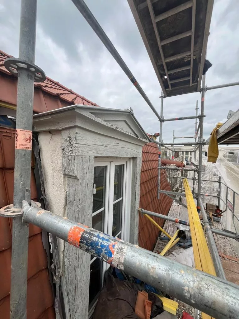 Échafaudage monté sur un chantier de toiture en ville