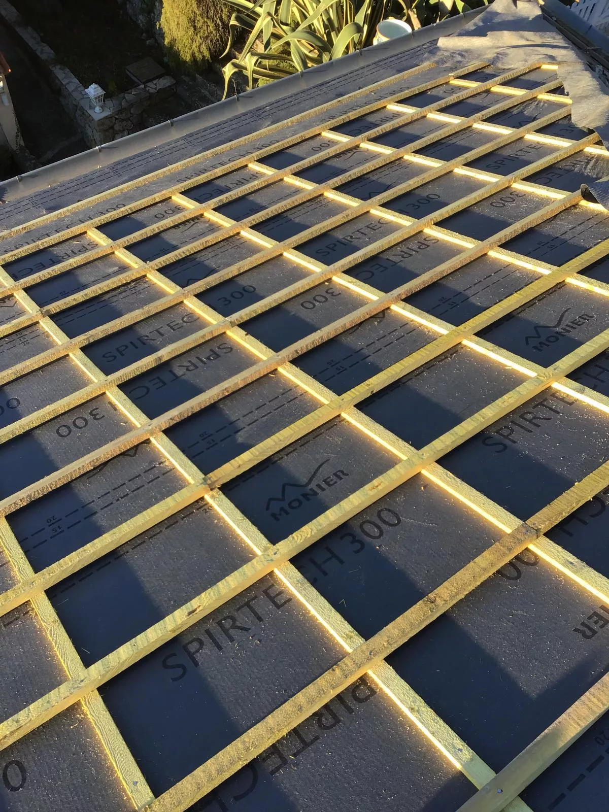 Chantier de réfection de toiture avec lattage neuf