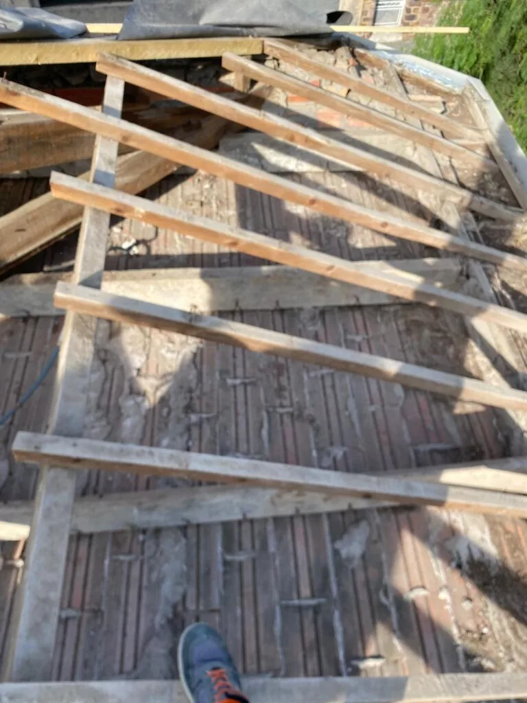 Charpente et lattage d’un bâtiment agricole en rénovation