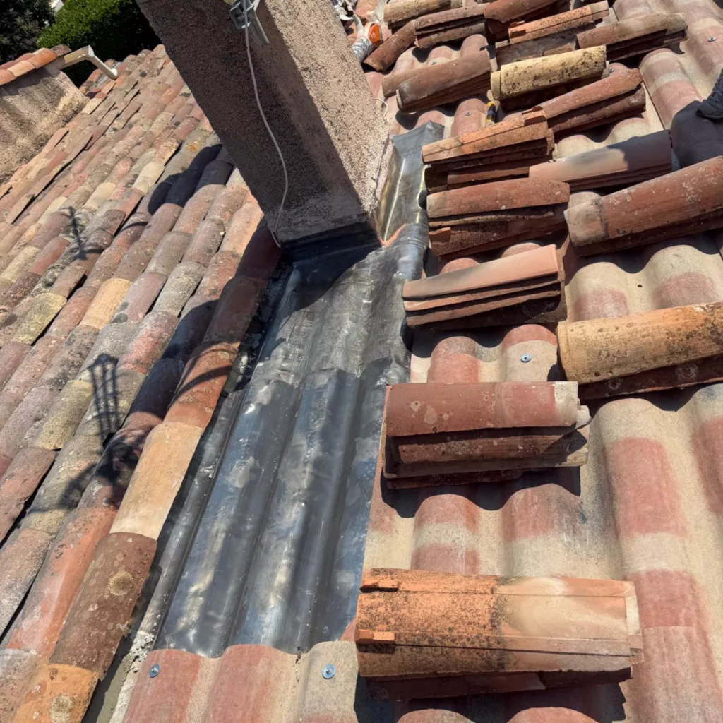 Toiture ancienne et chéneau à reprendre sur une bâtisse de village