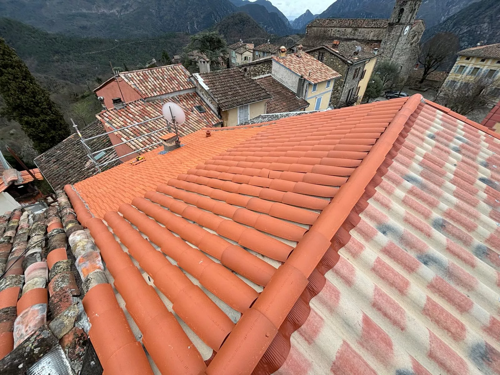 Couverture en tuiles neuves sur une villa de la Riviera