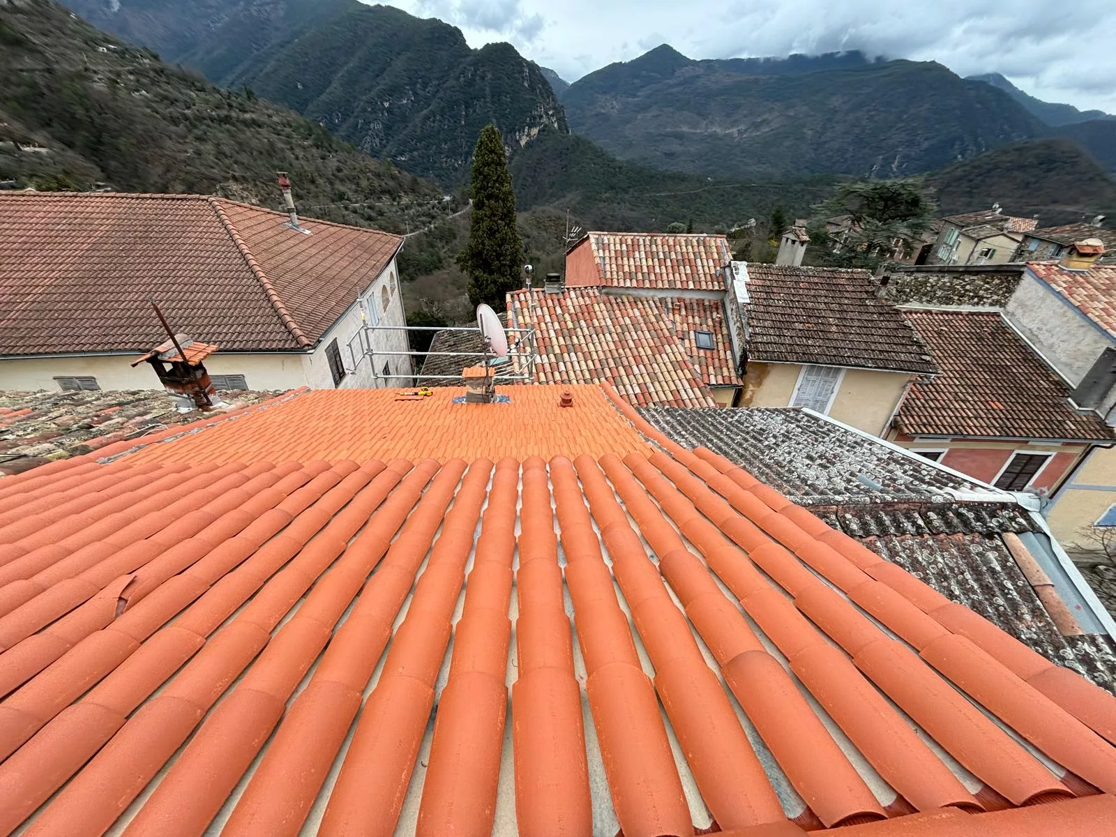 Toitures en tuiles d’un village au pied des Alpes vaudoises
