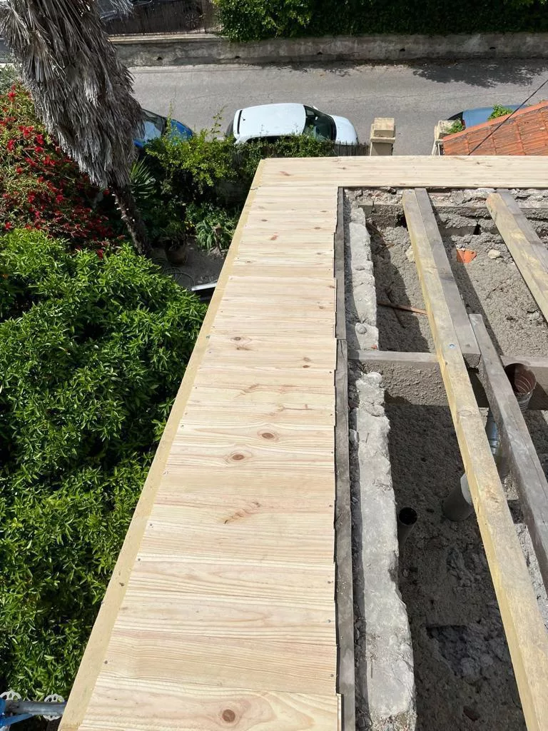 Structure bois d’une toiture en cours de rénovation