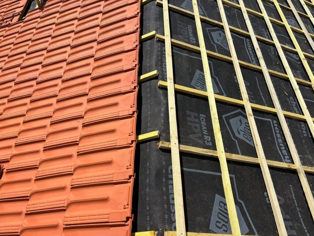 Lattage neuf posé sur une toiture en rénovation