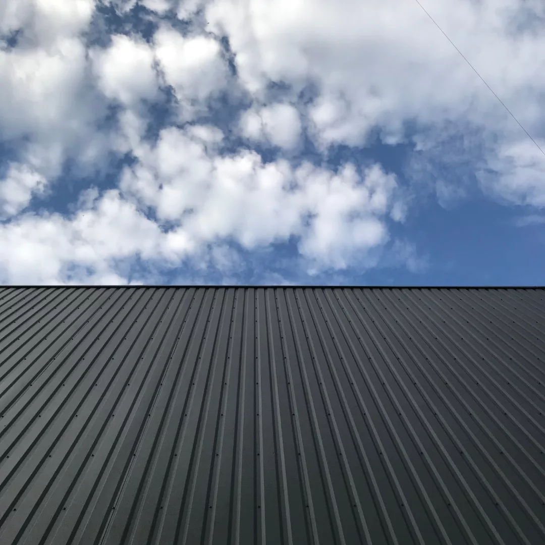 Toiture plate étanchéifiée sur un bâtiment moderne